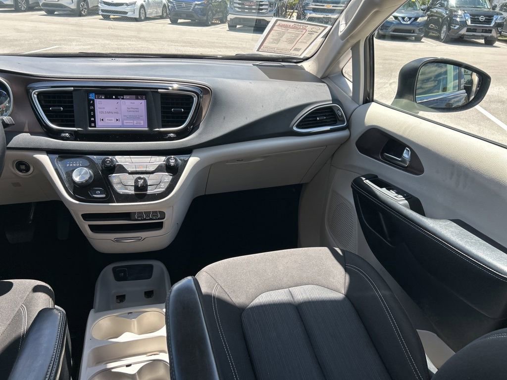 Used 2022 Chrysler Voyager LX FWD image 12