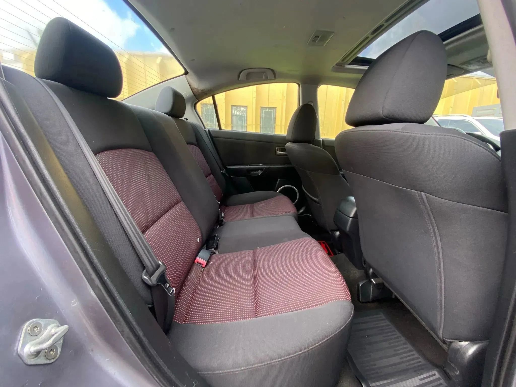 Used 2005 MAZDA MAZDA3 s w/ Moonroof & 6-CD Pkg FWD image 23