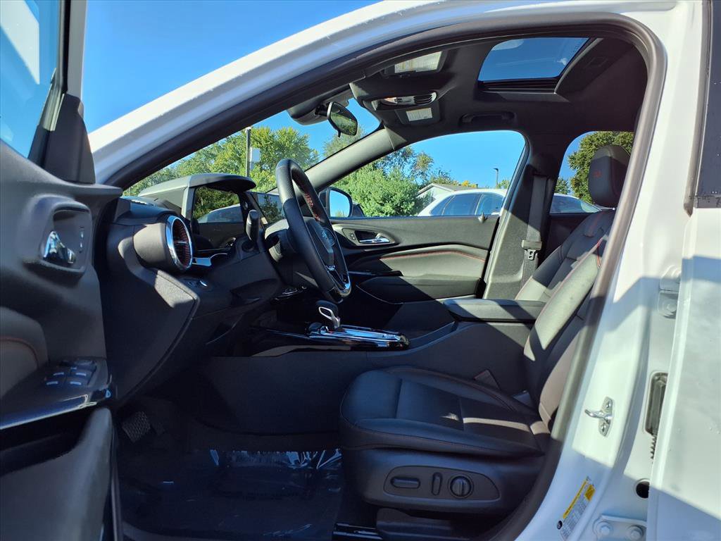 Used 2025 Chevrolet Trax RS w/ Sunroof Package image 19