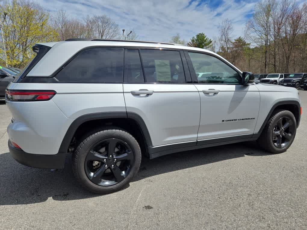 Used 2023 Jeep Grand Cherokee Limited w/ Black Appearance Package AWD/4WD image 3