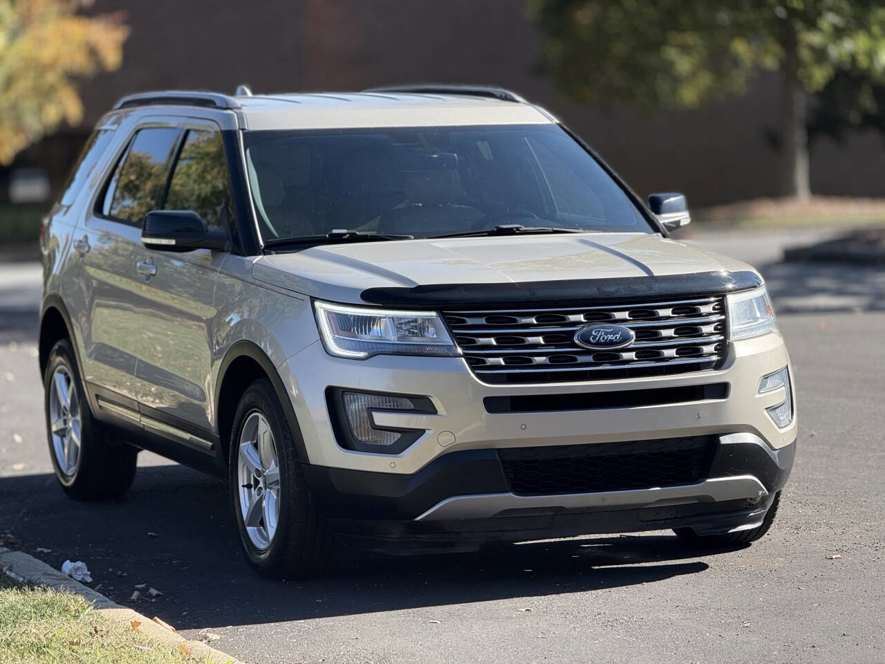 Used 2017 Ford Explorer XLT w/ Equipment Group 202A AWD/4WD image 3