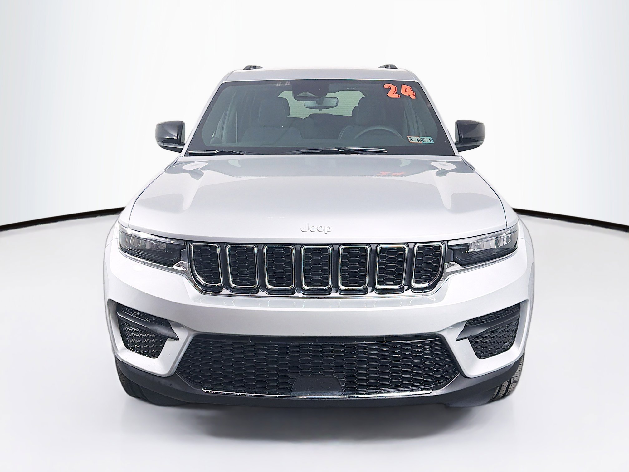 Used 2024 Jeep Grand Cherokee Laredo image 3