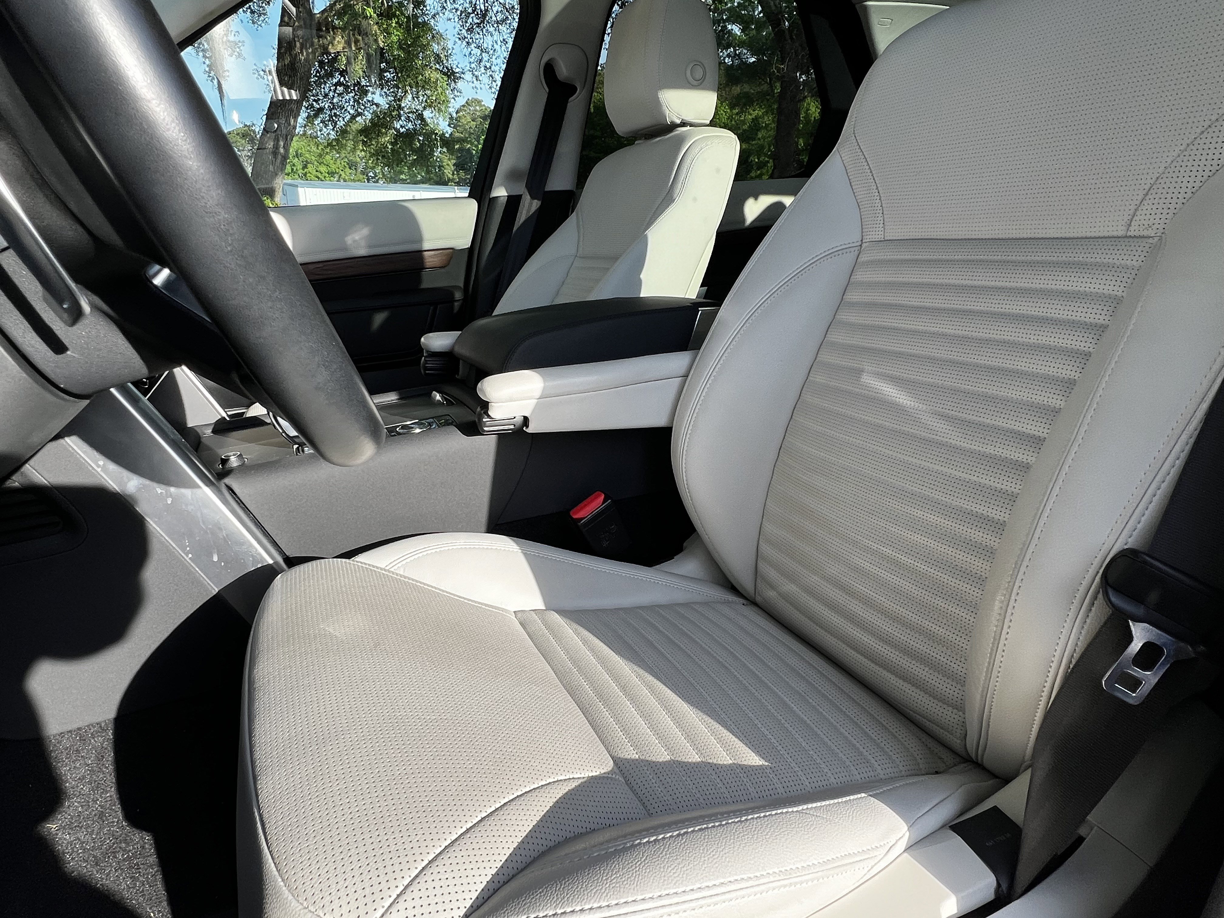 Used 2023 Land Rover Discovery S image 17