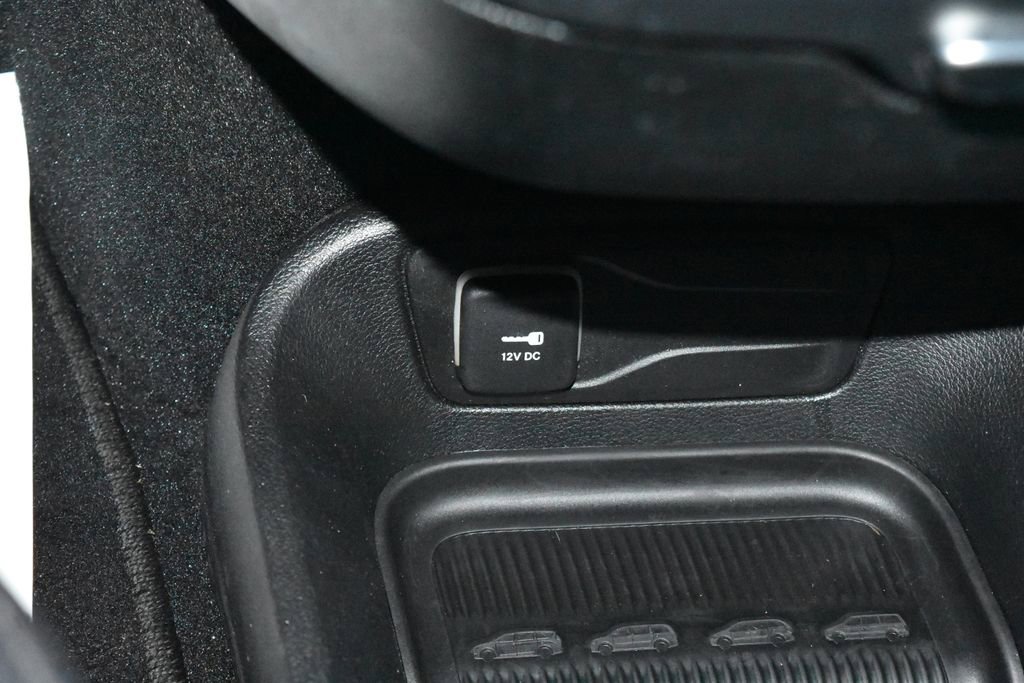 Used 2025 Chrysler Pacifica Select image 17