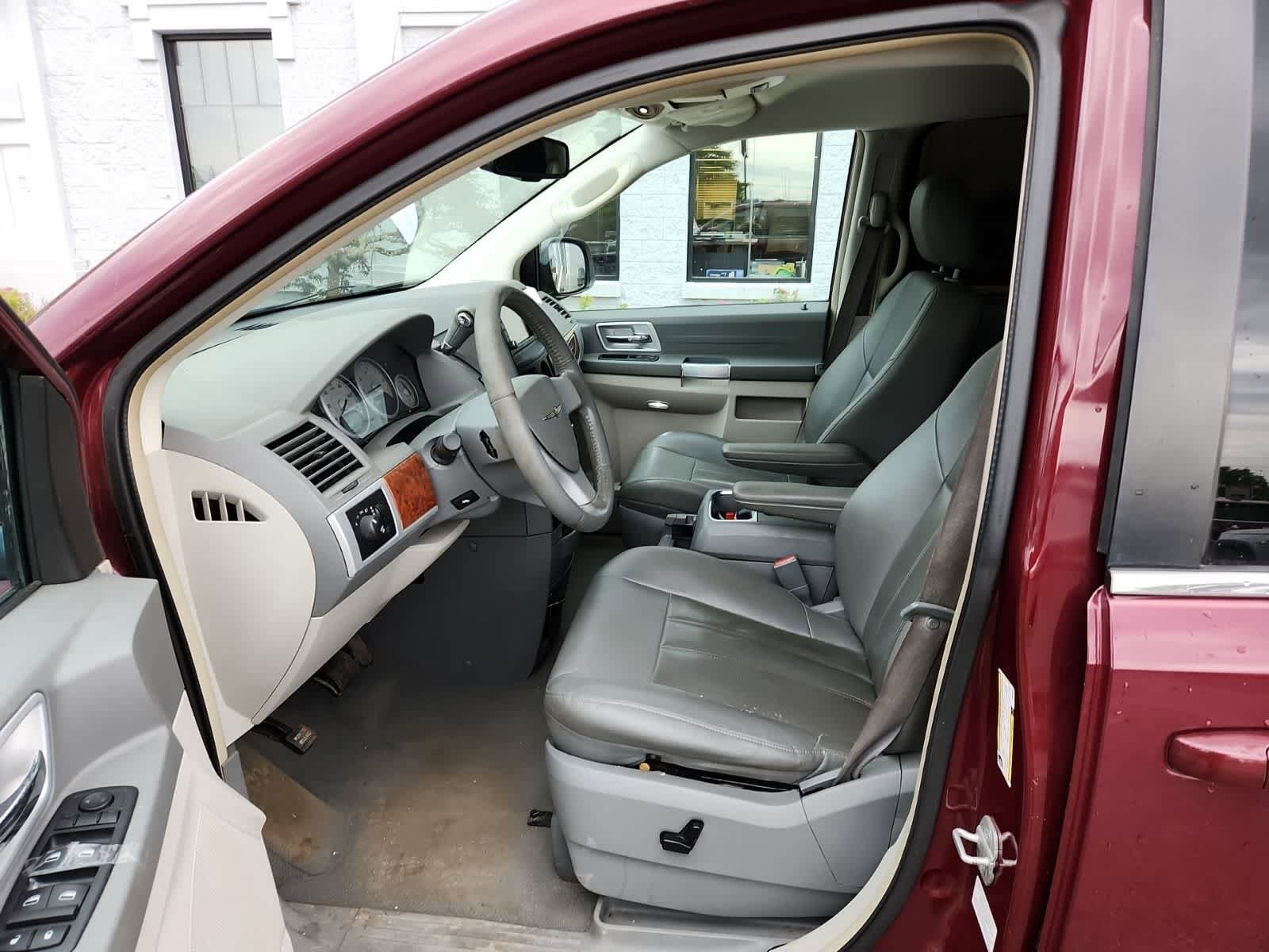 Used 2008 Chrysler Town & Country Touring FWD image 15