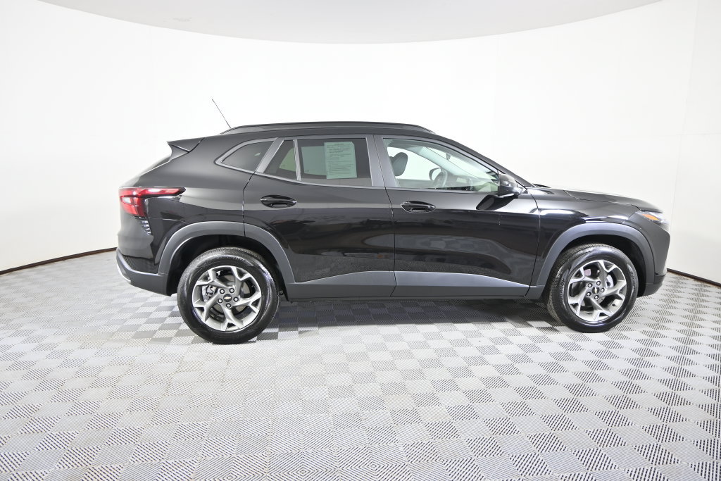 Used 2025 Chevrolet Trax LT FWD image 7