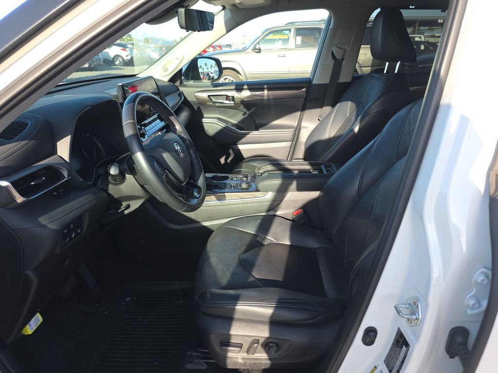 Used 2021 Toyota Highlander Platinum image 3