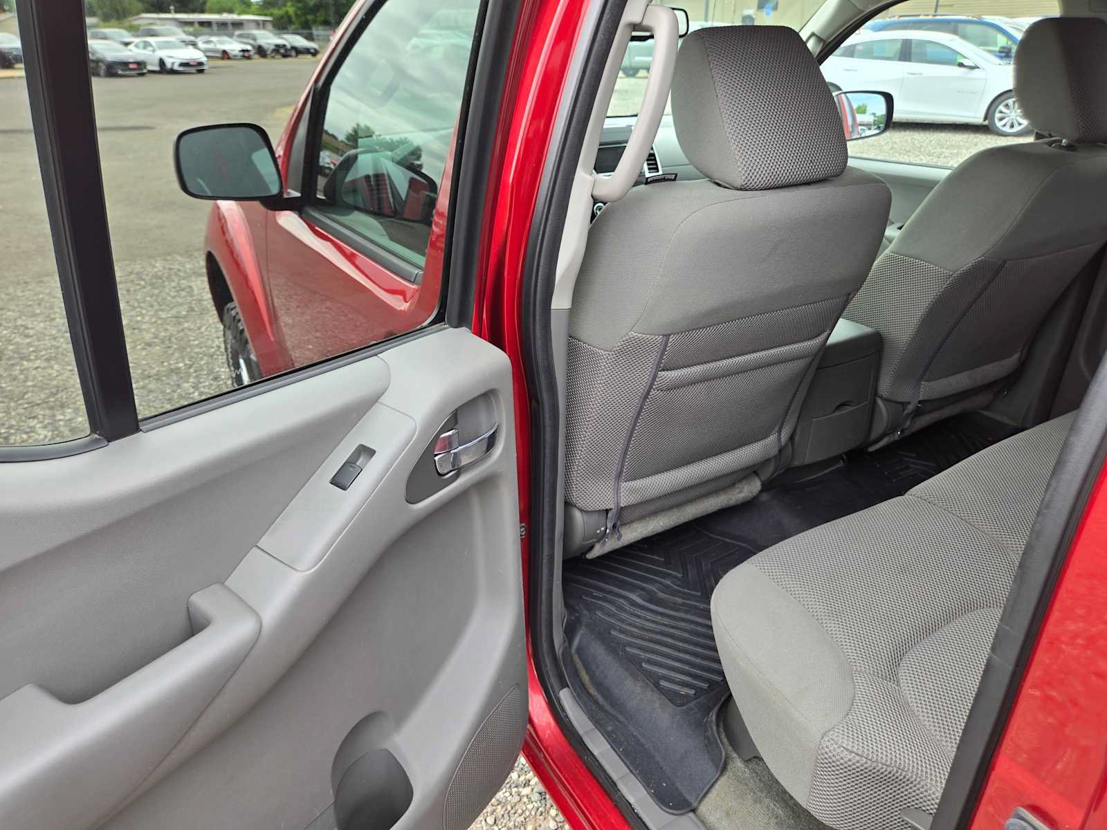 Used 2015 Nissan Frontier SV w/ SV Value Truck Package AWD/4WD image 16