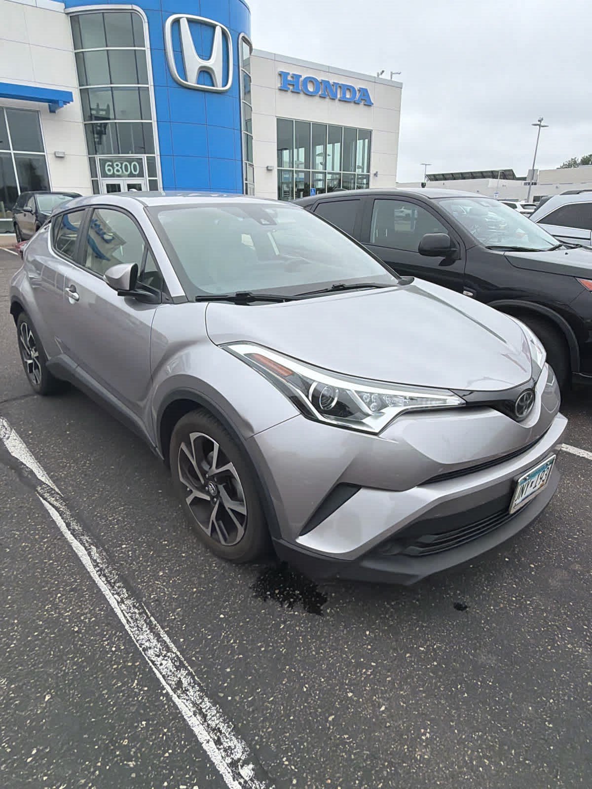 Used 2019 Toyota C-HR XLE FWD image 2
