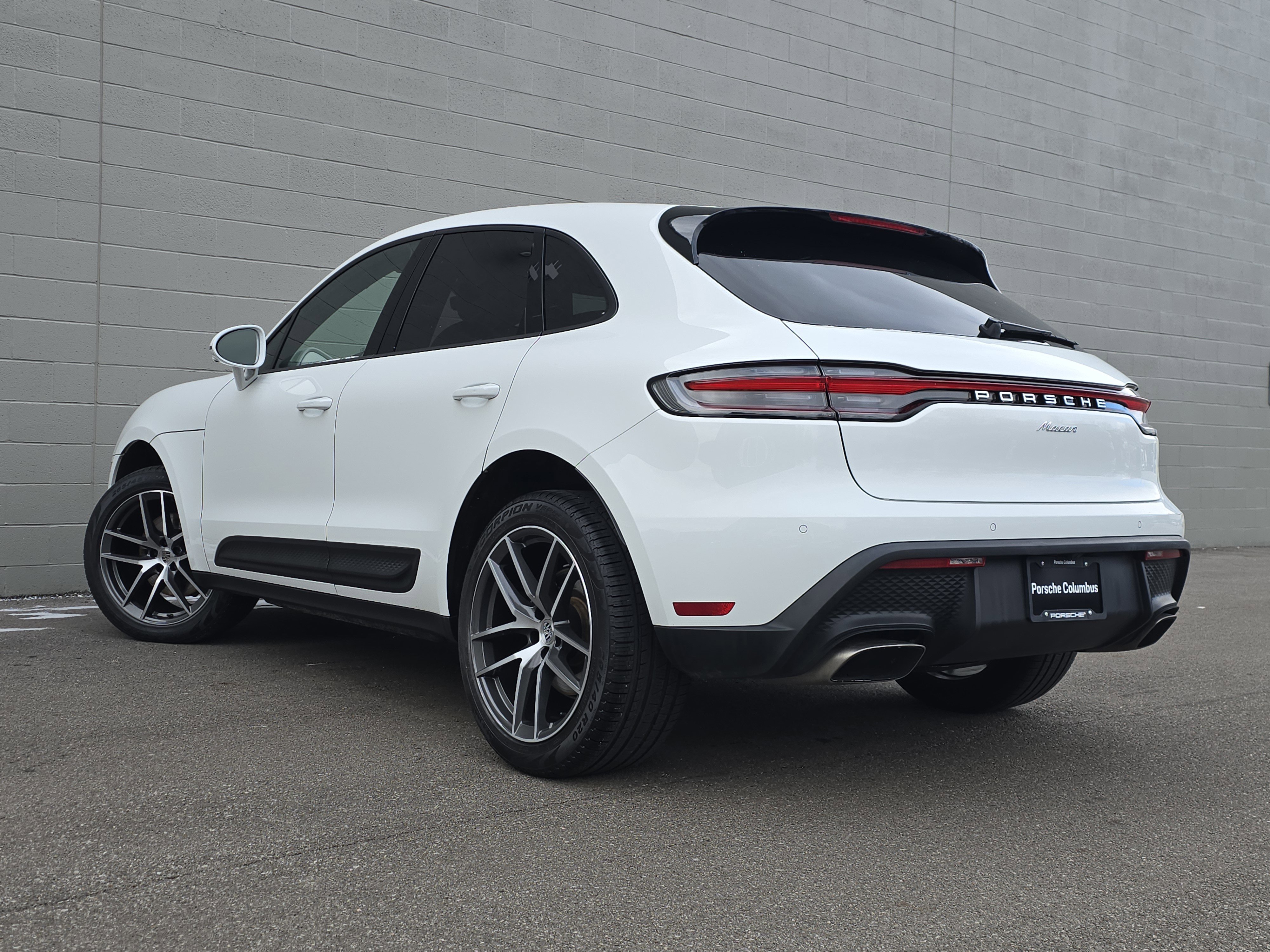 Certified 2023 Porsche Macan image 3