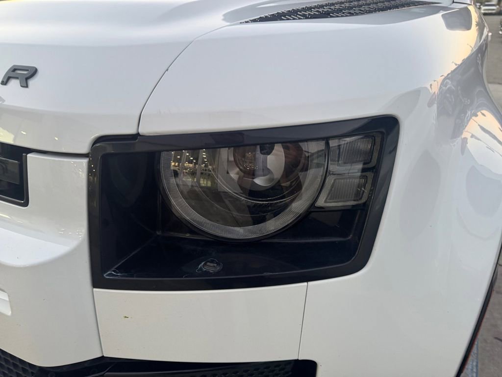 Used 2024 Land Rover Defender 130 X-Dynamic SE image 33