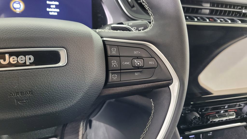 Used 2023 Jeep Grand Cherokee Limited w/ Black Appearance Package image 16