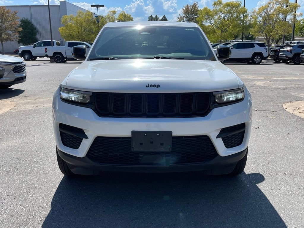 Used 2025 Jeep Grand Cherokee Altitude AWD/4WD image 2