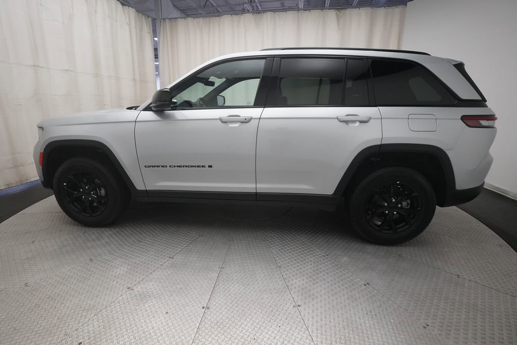 Used 2025 Jeep Grand Cherokee Altitude AWD/4WD image 24