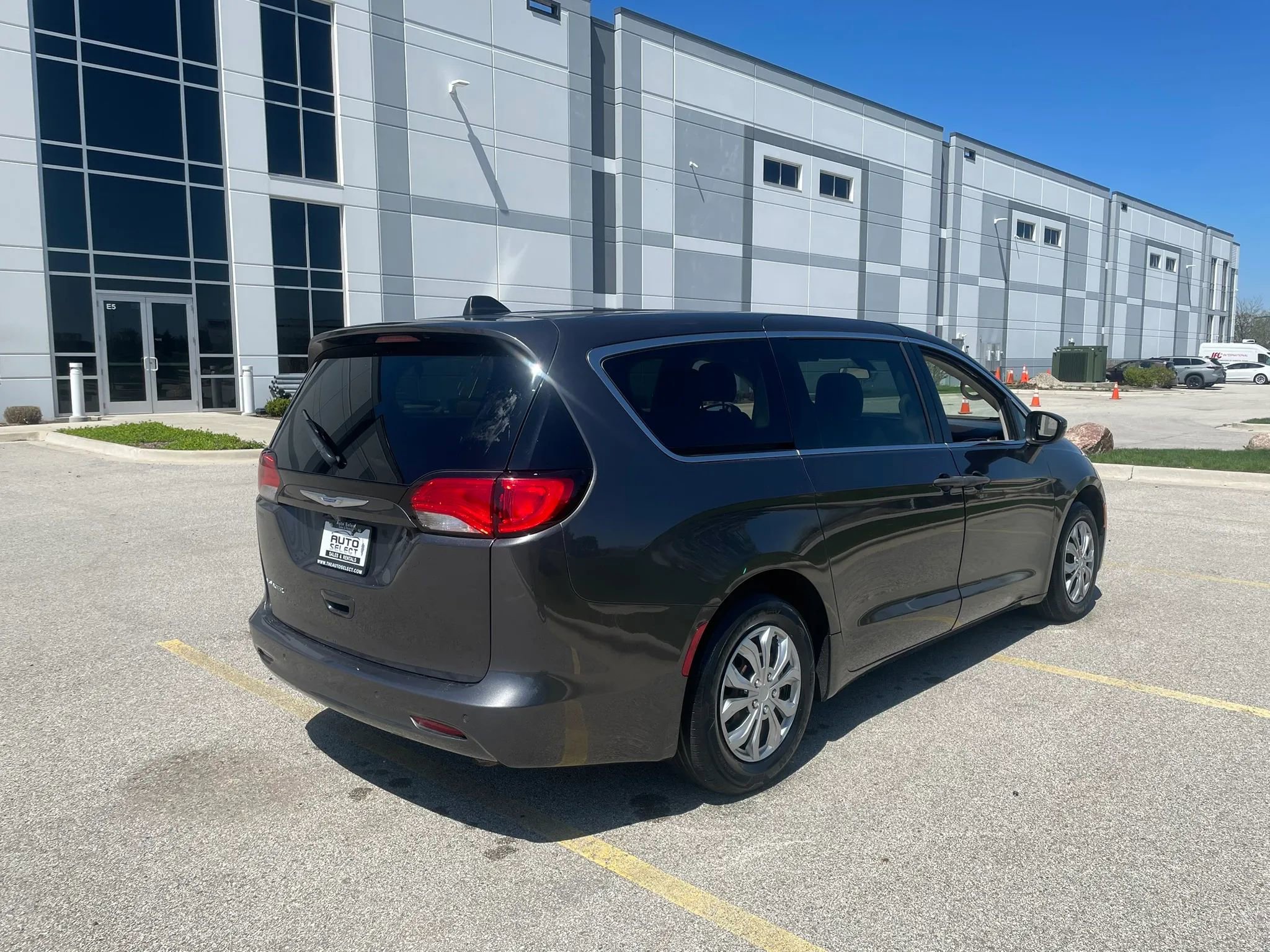 Used 2020 Chrysler Voyager L FWD image 5