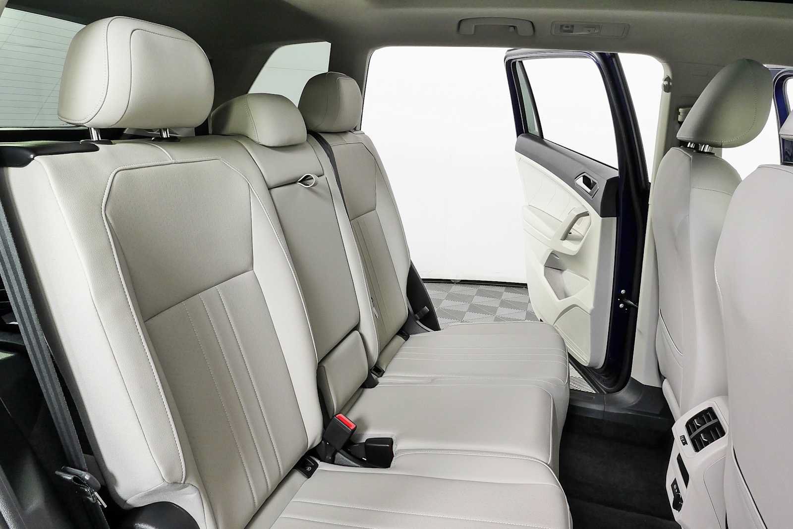Certified 2023 Volkswagen Tiguan SE w/ Panoramic Sunroof Package FWD image 23
