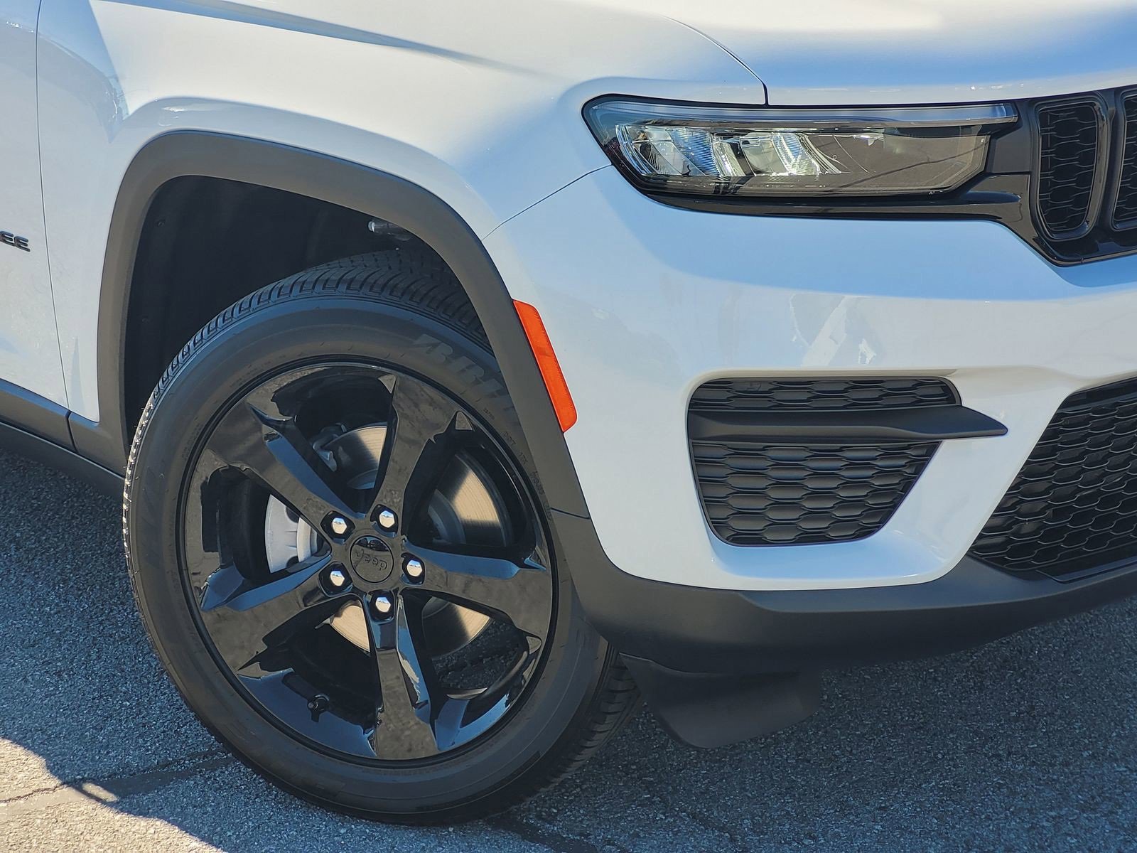 New 2025 Jeep Grand Cherokee Altitude image 6