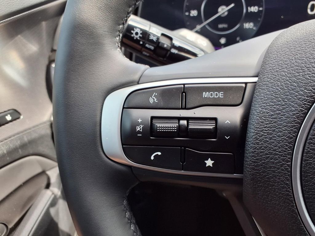 Used 2025 Kia Sportage SX image 15