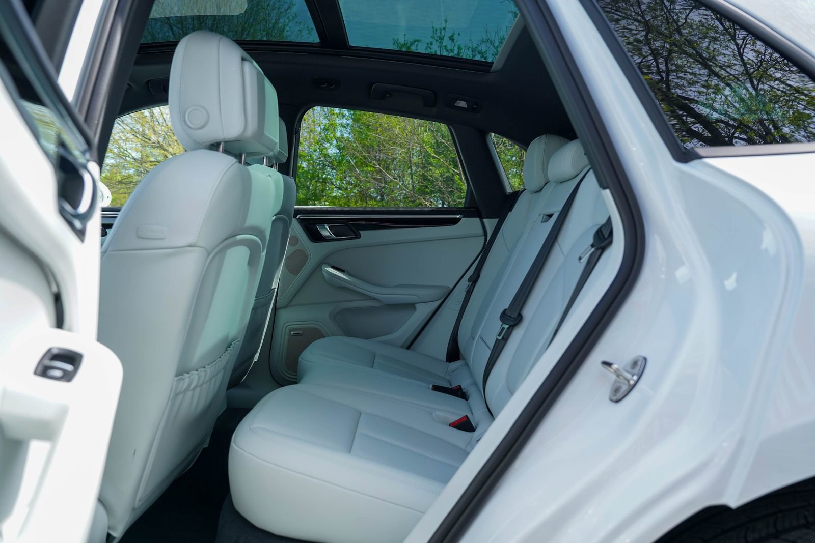 Certified 2025 Porsche Macan image 32