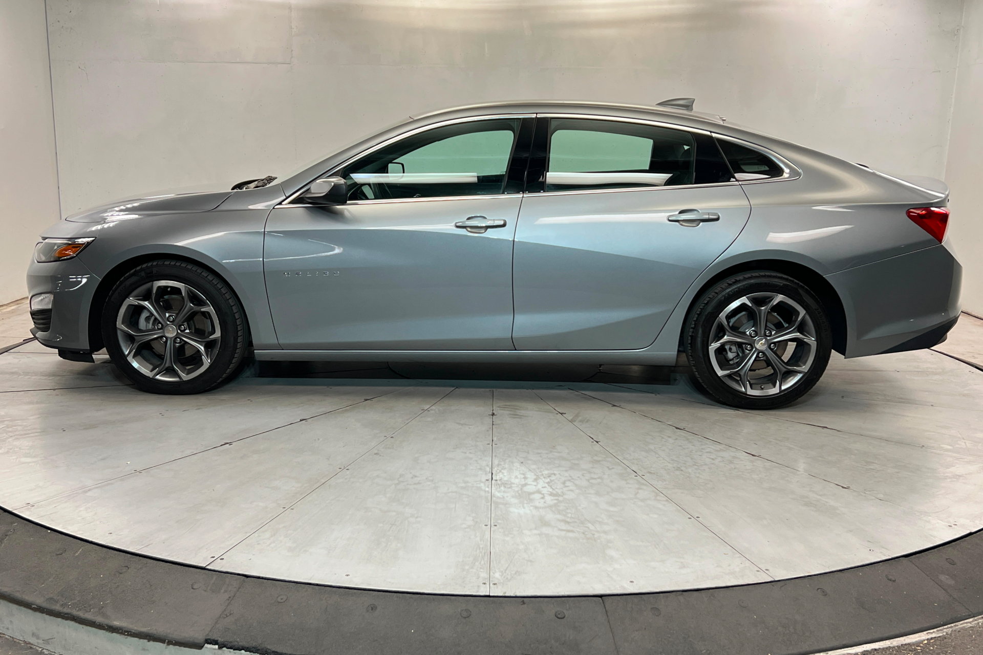 Used 2024 Chevrolet Malibu LT FWD image 2