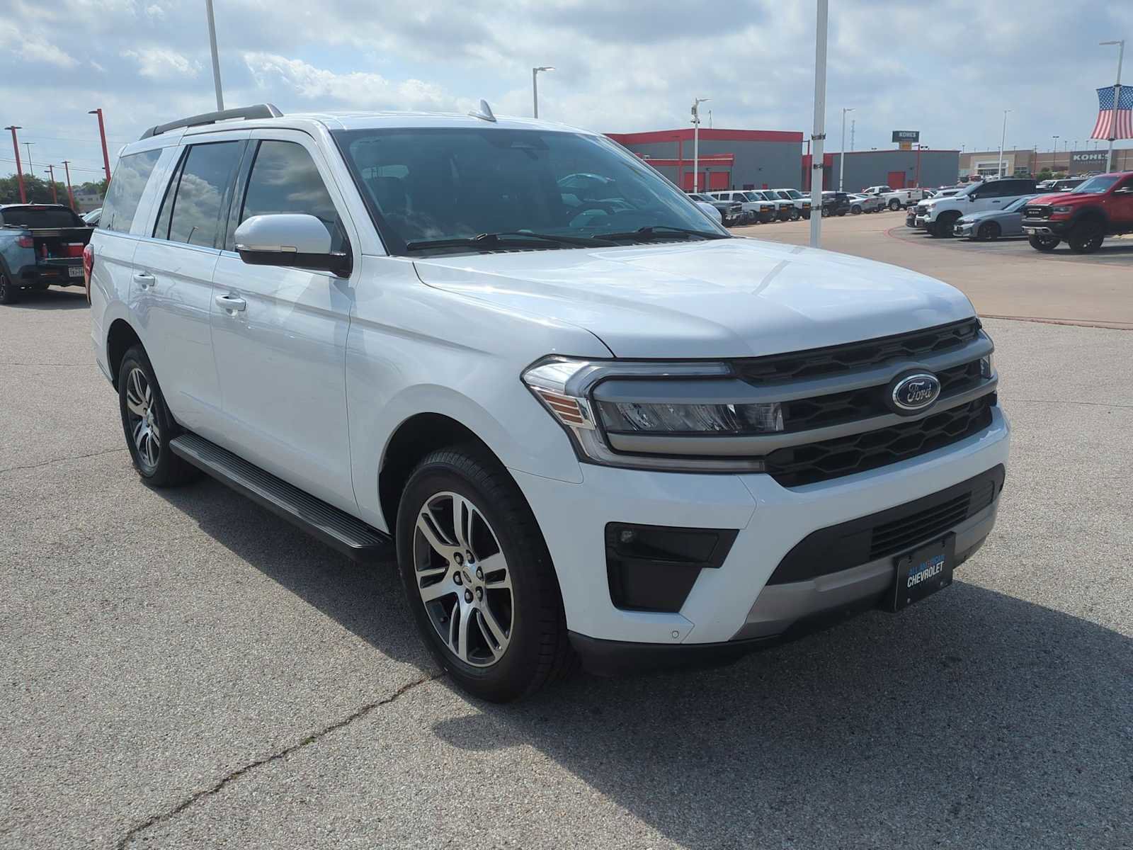 Used 2024 Ford Expedition XLT RWD image 2