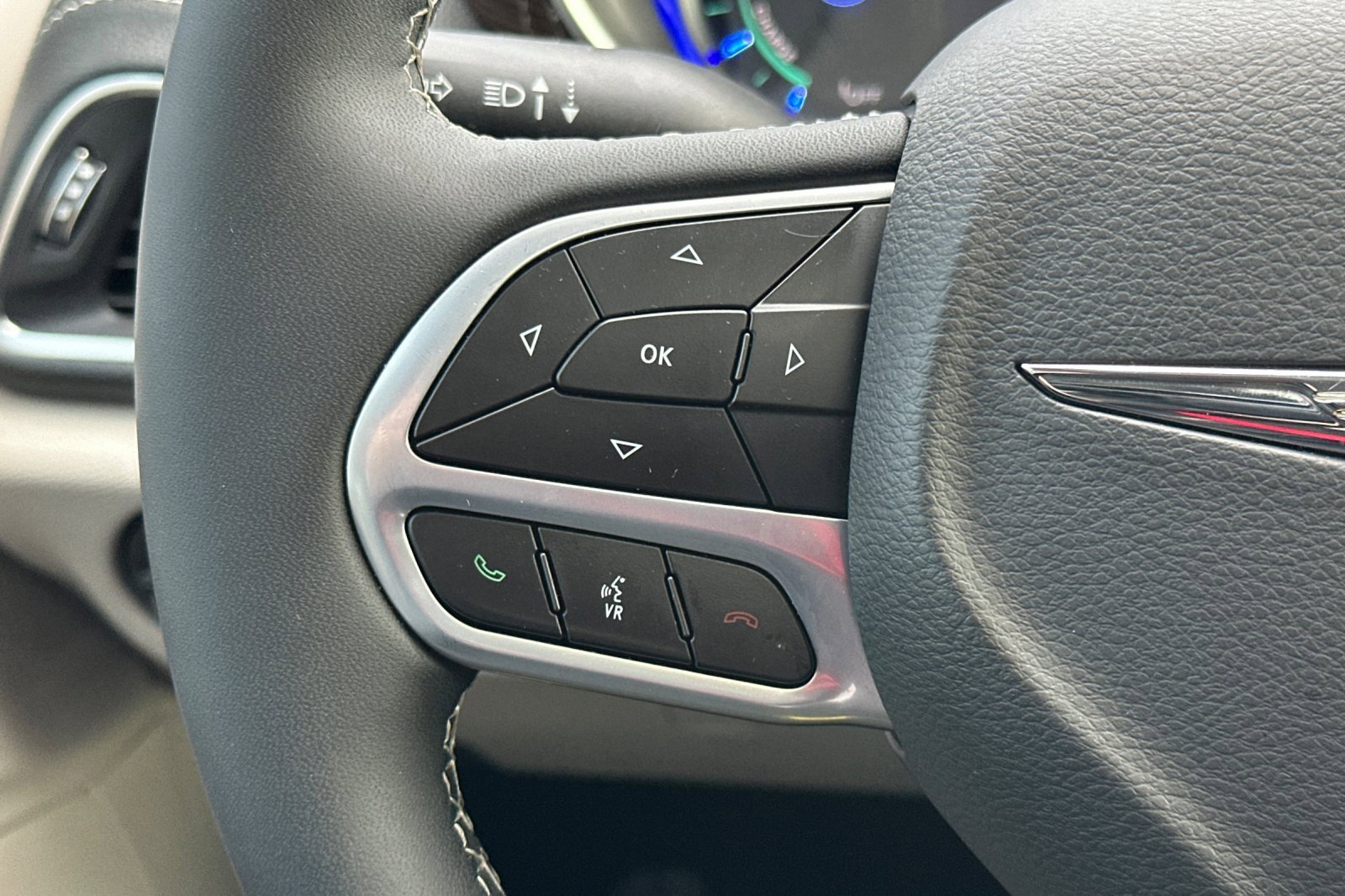 Used 2023 Chrysler Pacifica Limited w/ Uconnect Theater Family Group image 29