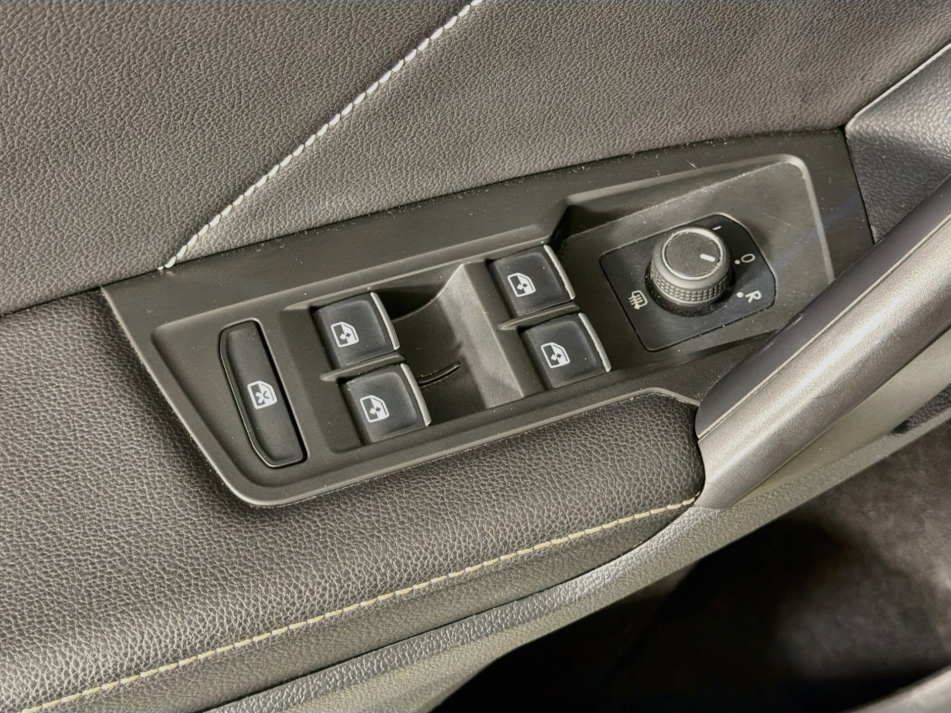 Certified 2022 Volkswagen Tiguan SE R-Line FWD image 15