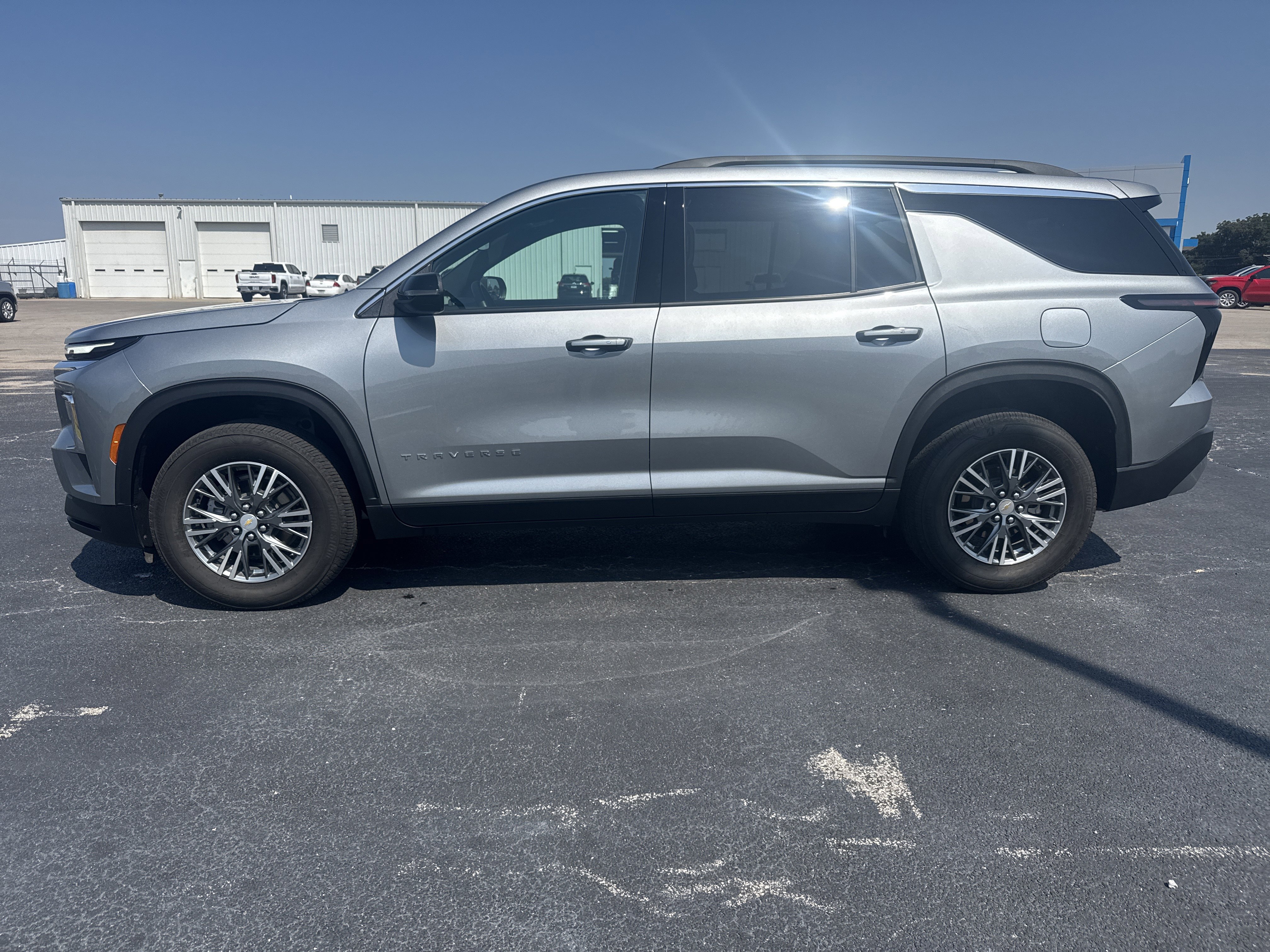 Used 2025 Chevrolet Traverse LT image 2