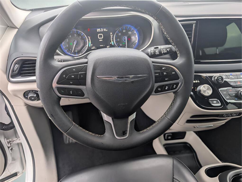 Used 2023 Chrysler Pacifica Touring-L FWD image 15