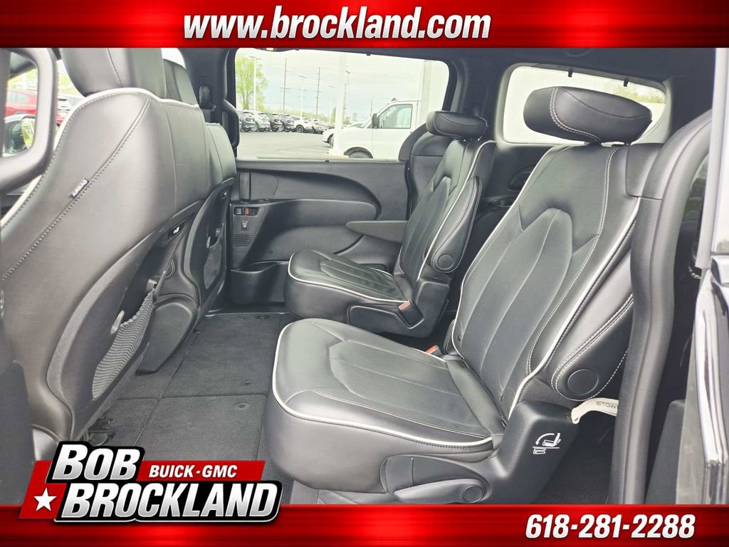 Used 2025 Chrysler Pacifica Limited image 13