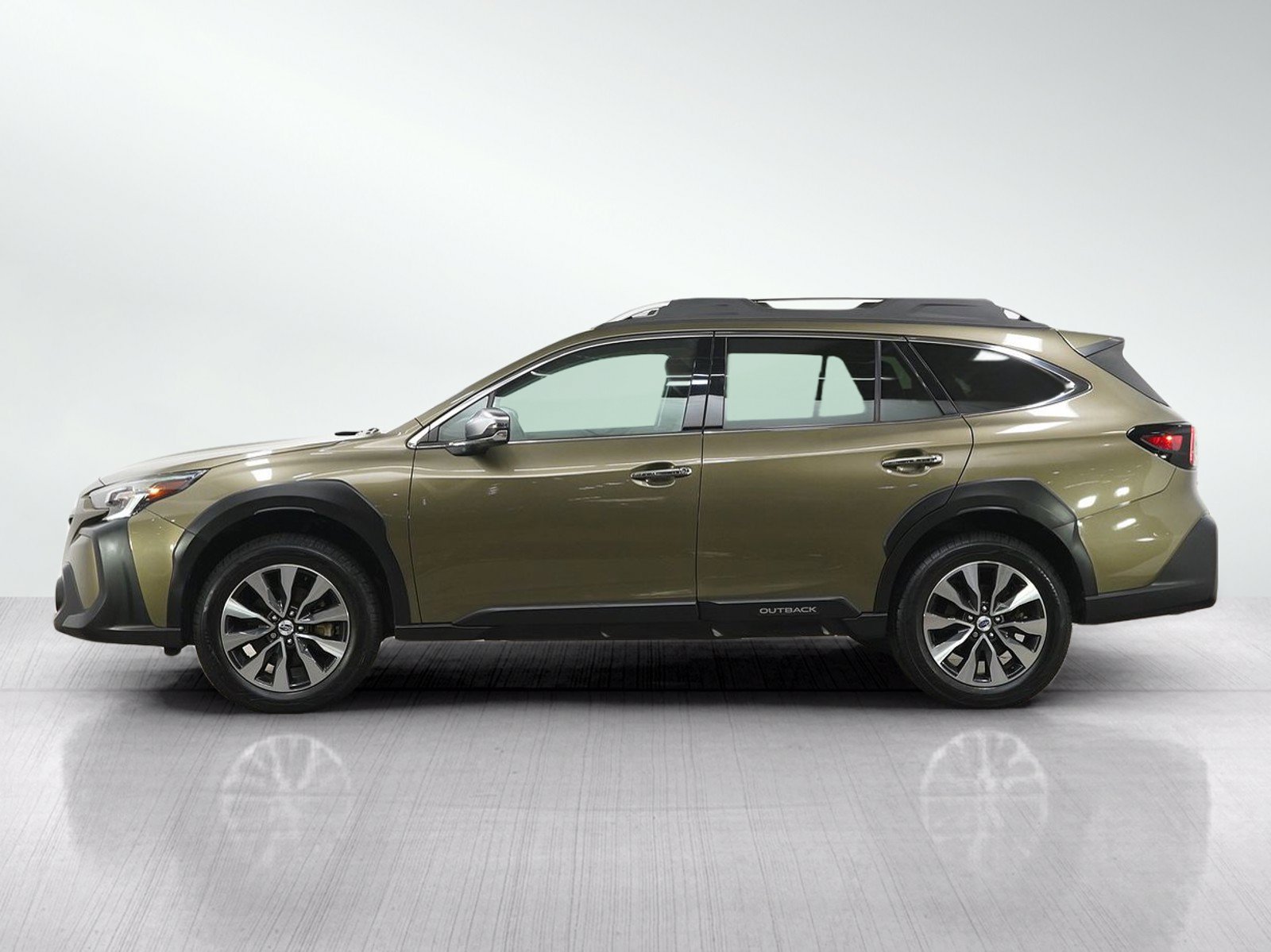 Used 2023 Subaru Outback Touring AWD/4WD image 2