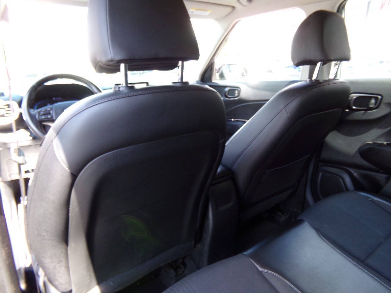 Used 2023 Hyundai Venue Limited FWD image 30