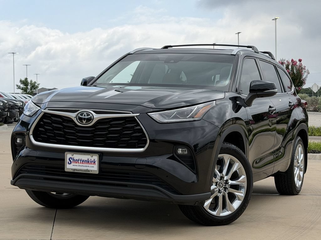 Used 2023 Toyota Highlander Limited FWD image 2