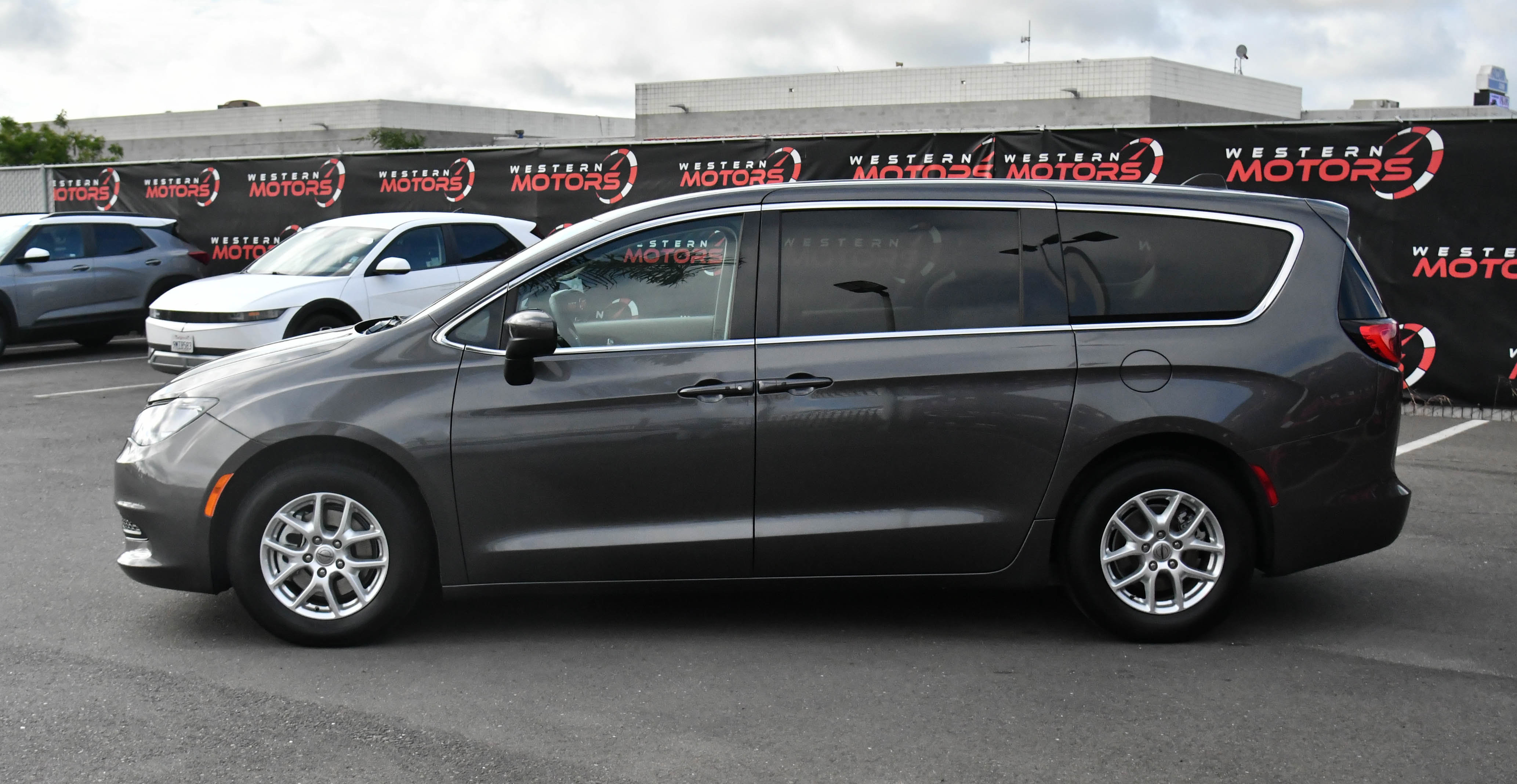 Used 2023 Chrysler Voyager LX FWD image 4