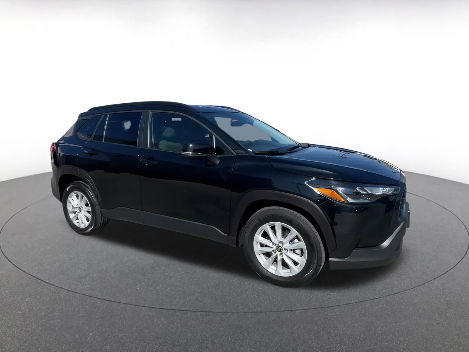 Used 2025 Toyota Corolla Cross LE video 2