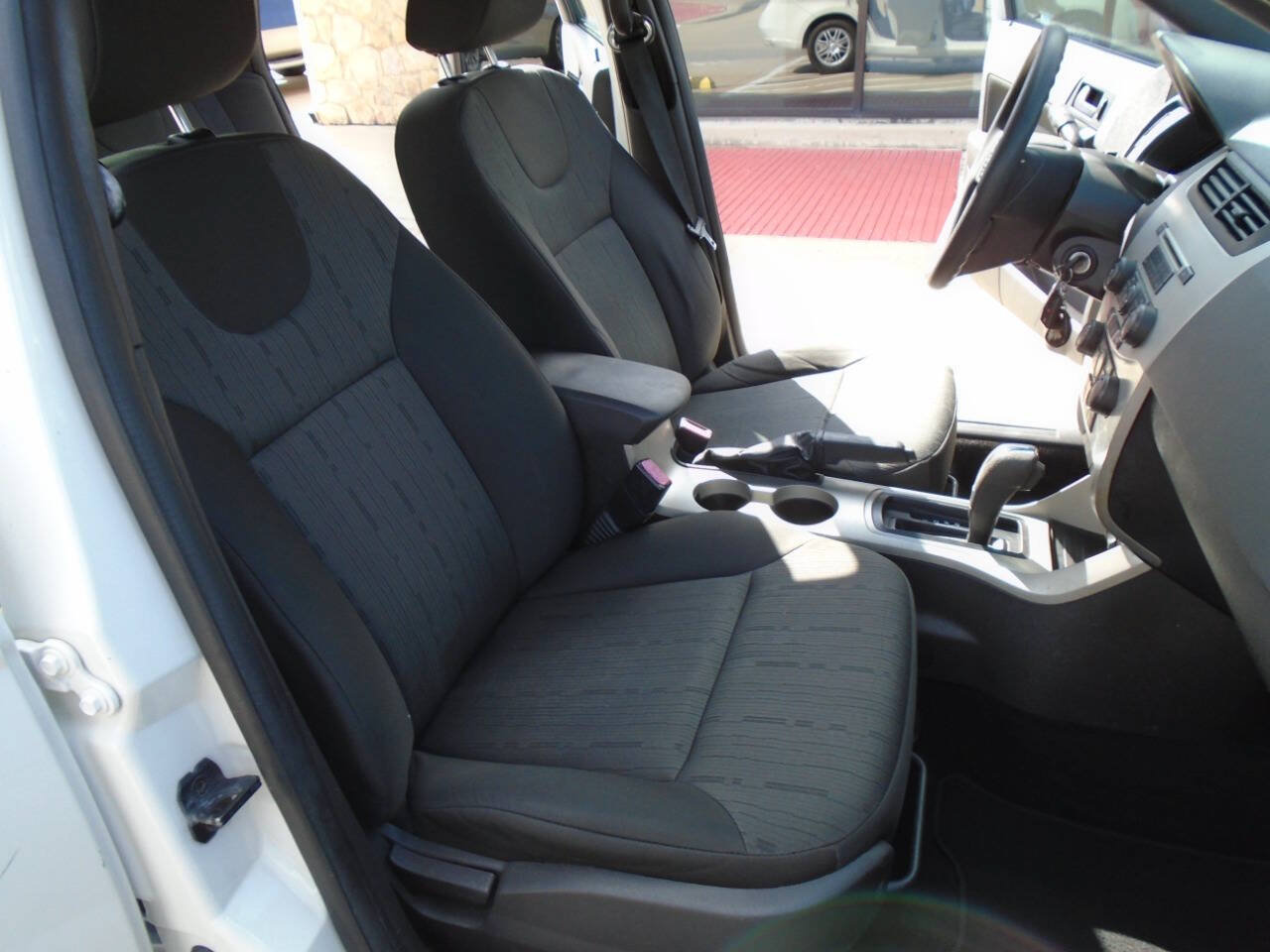 Used 2009 Ford Focus SE FWD image 12