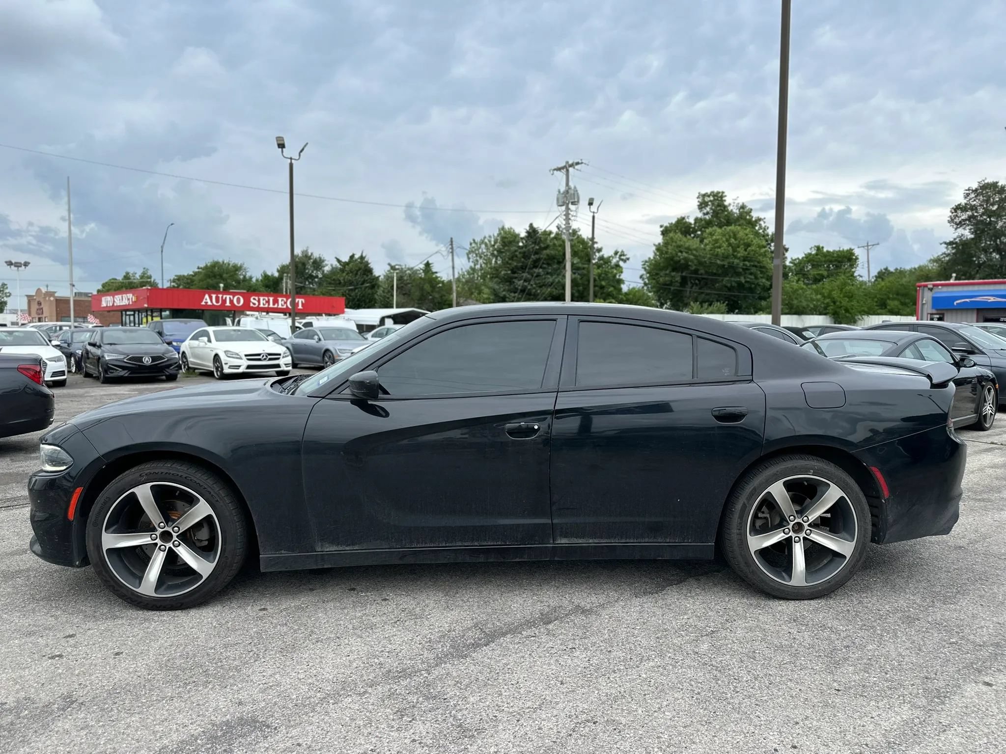 Used 2017 Dodge Charger SE RWD image 8