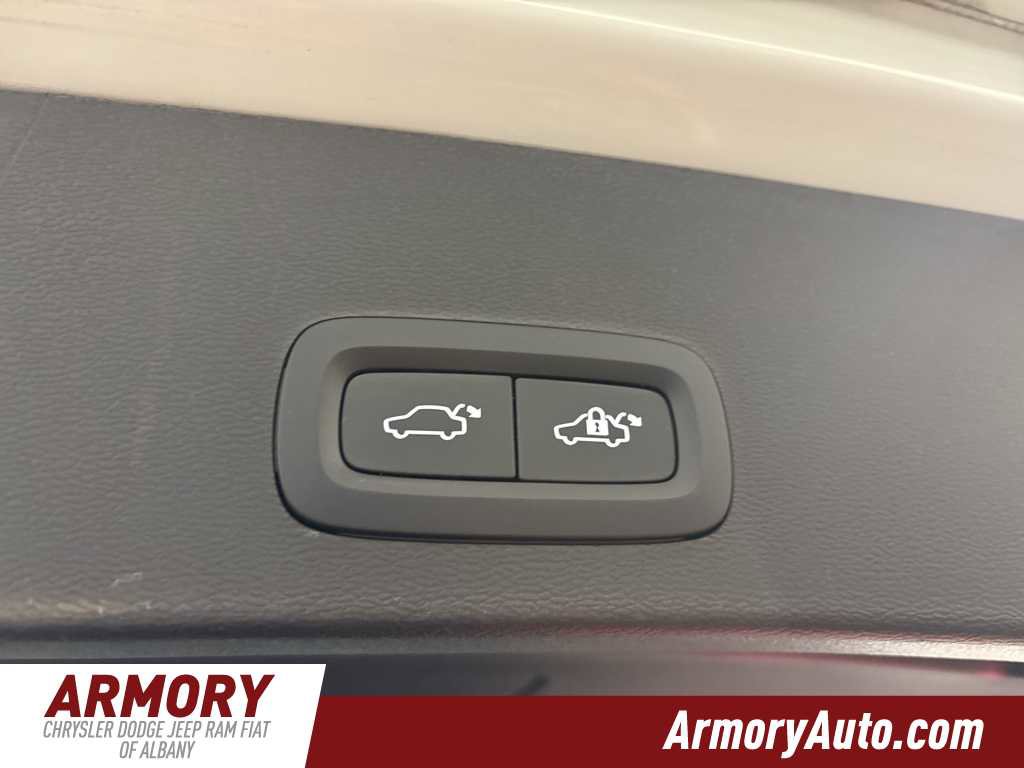 Used 2023 Volvo XC40 B5 Core w/ Convenience Package image 28