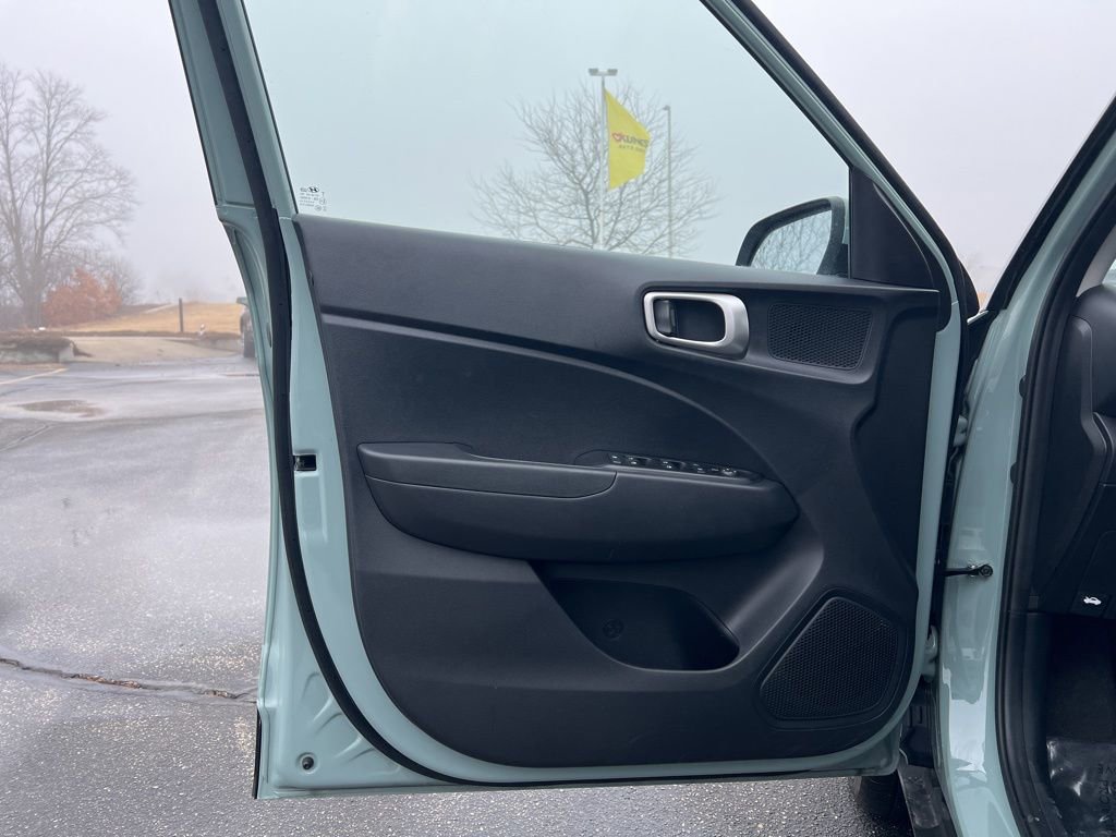 Used 2025 Hyundai Venue SEL image 8