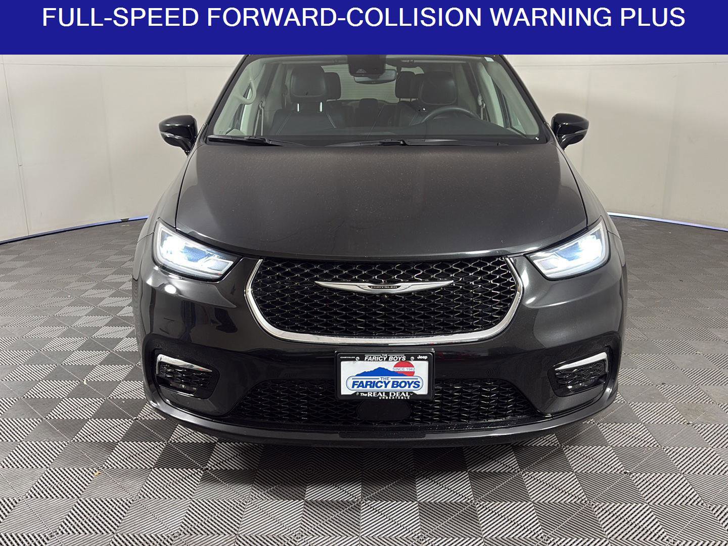 Used 2024 Chrysler Pacifica Touring-L image 4