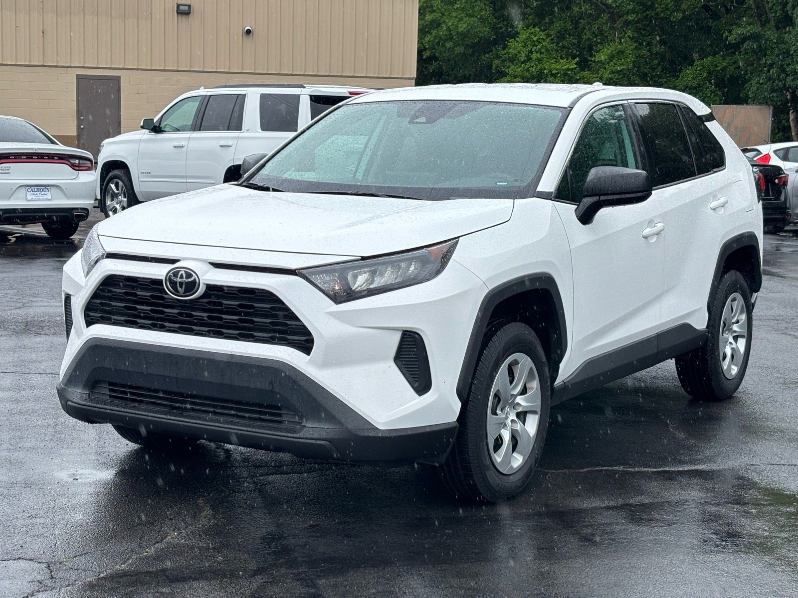 Used 2022 Toyota RAV4 LE FWD image 2