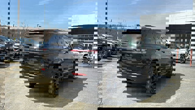 Certified 2024 Jeep Grand Cherokee Limited w/ Luxury Tech Group II image 6