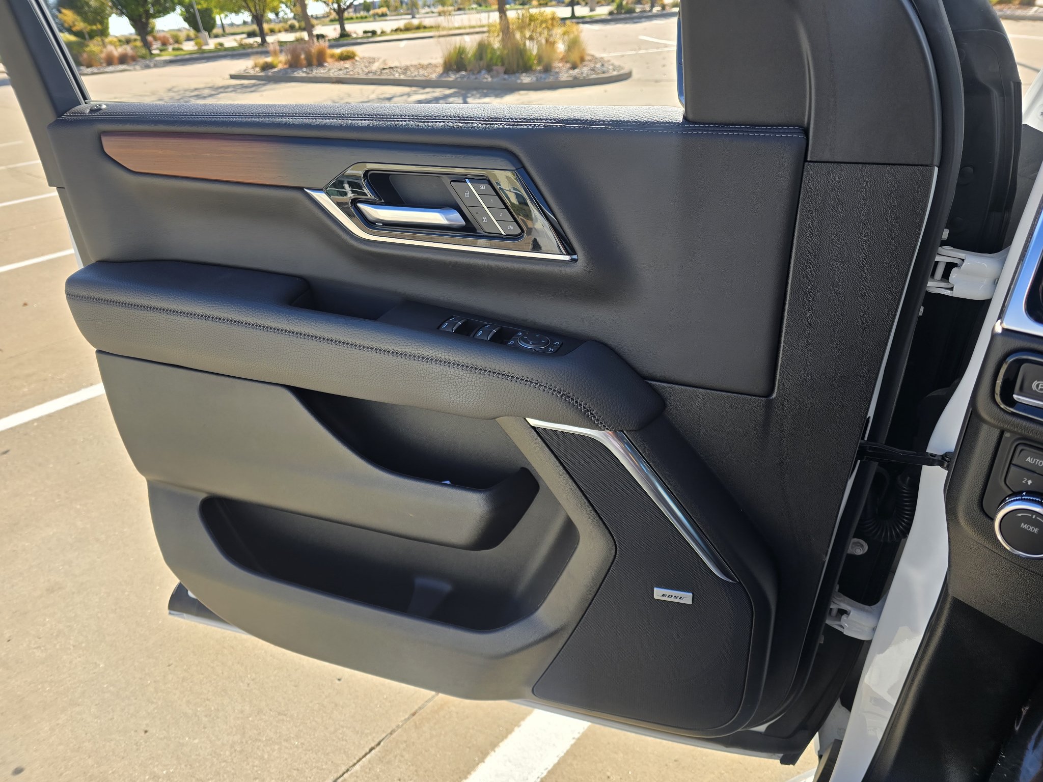 Used 2025 GMC Yukon XL Denali AWD/4WD image 18