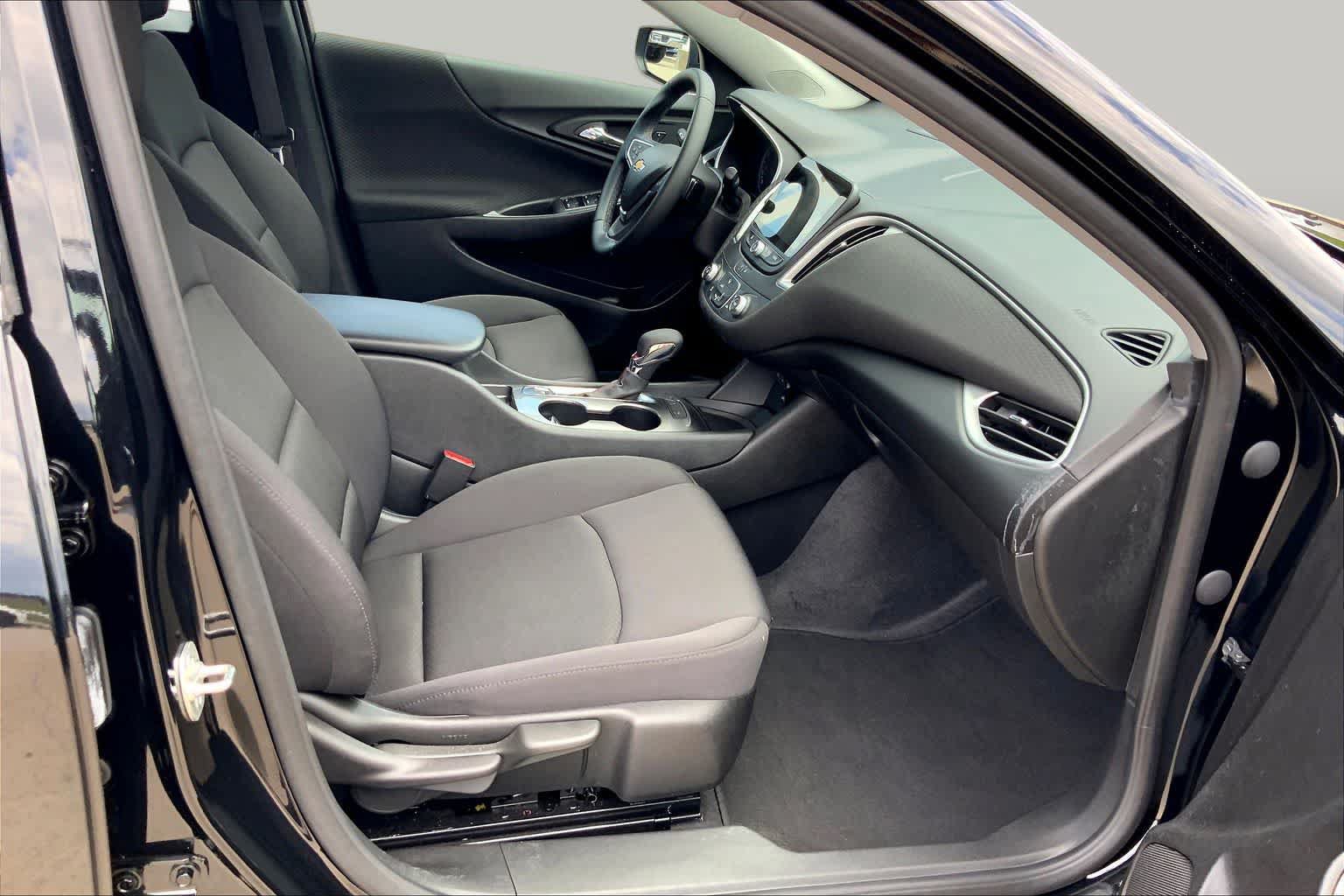 Used 2025 Chevrolet Malibu RS FWD image 9