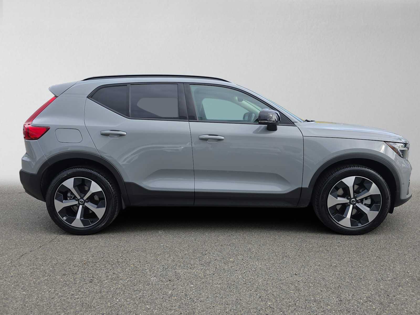 Used 2026 Volvo XC40 B5 Plus w/ Protection Package Premier AWD/4WD image 2