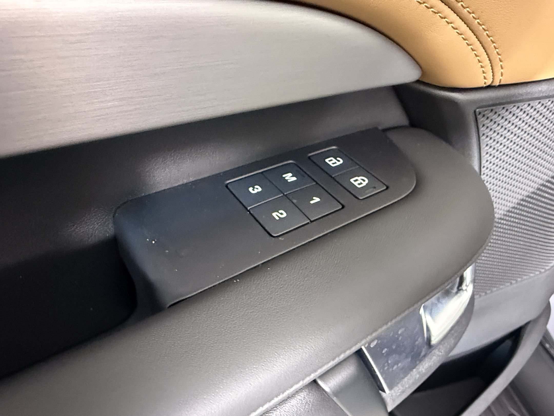 New 2026 Land Rover Discovery Limited Edition AWD/4WD image 15