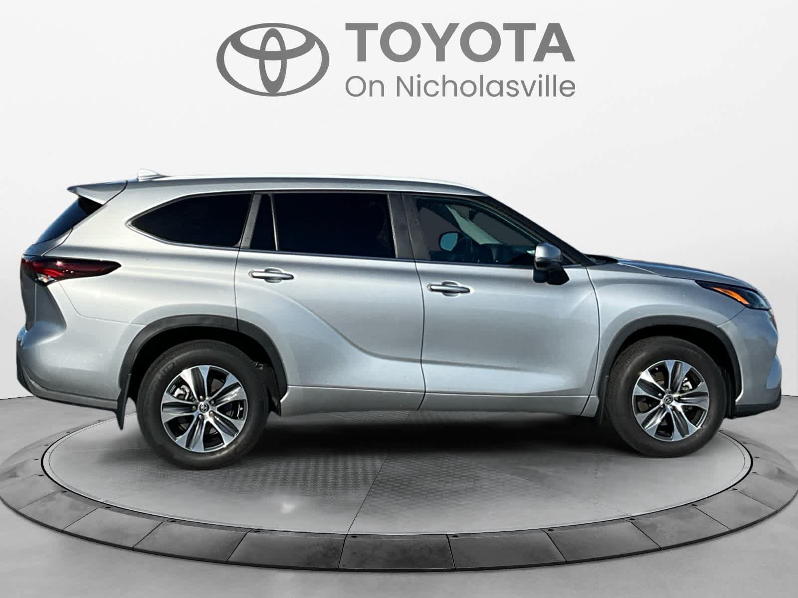 Used 2024 Toyota Highlander XLE AWD/4WD image 6
