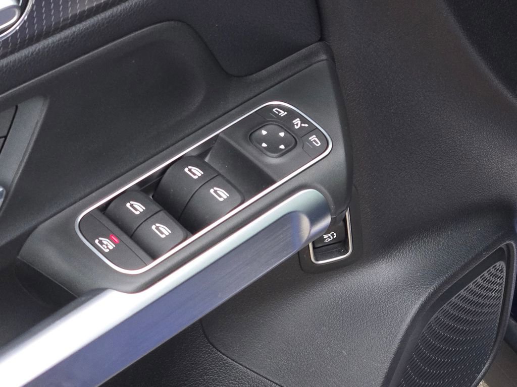 Used 2021 Mercedes-Benz GLB 250 4MATIC w/ Premium Package image 28