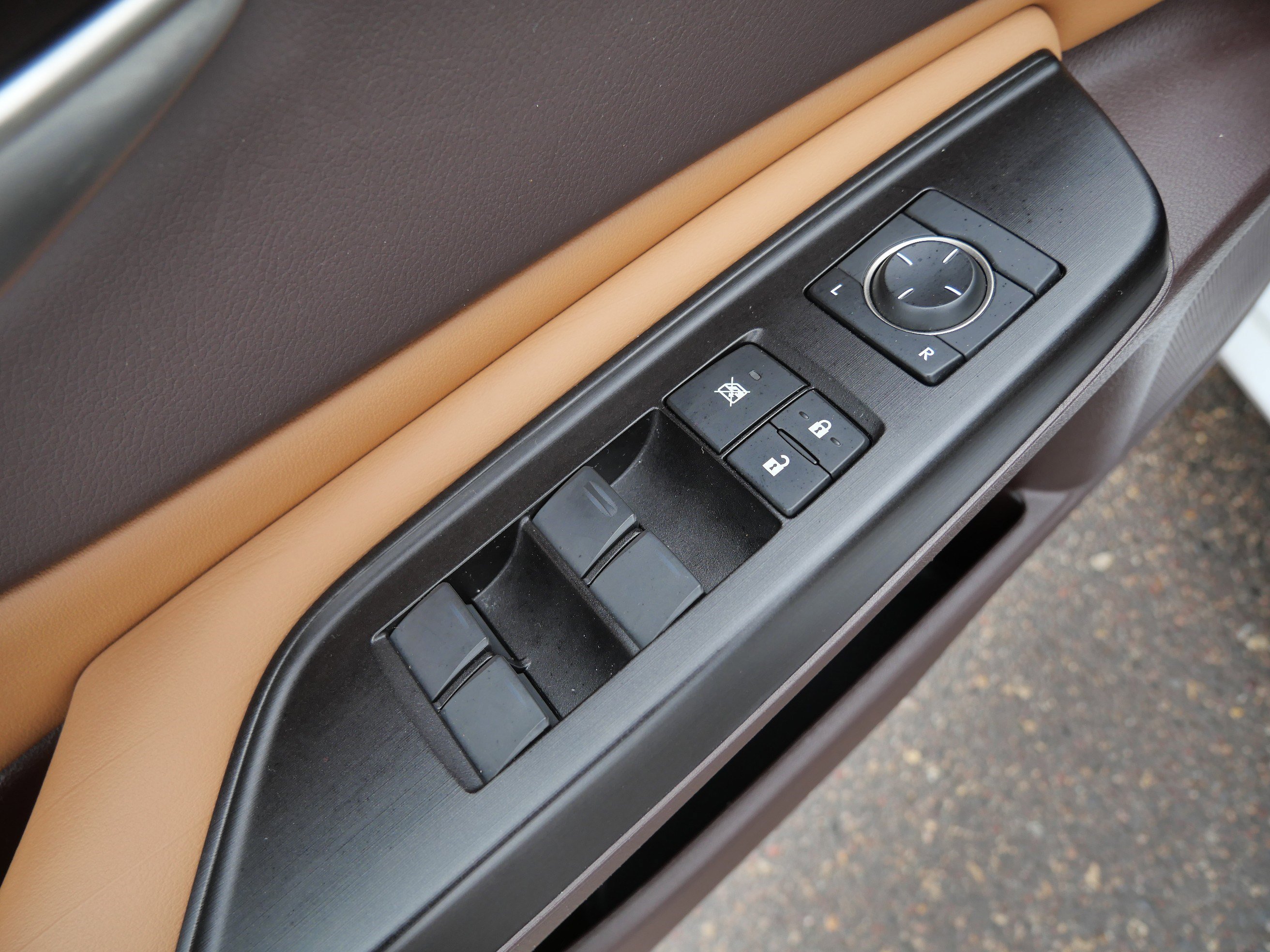 Used 2019 Lexus ES 300h w/ Accessory Package 2 image 19