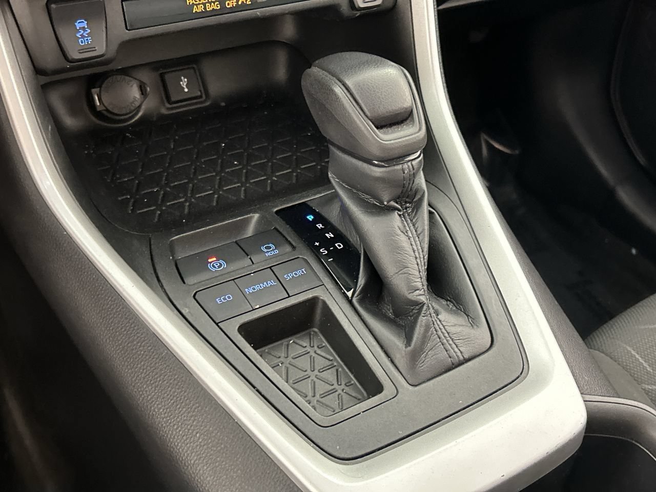 Used 2022 Toyota RAV4 XLE w/ Convenience Package FWD image 16